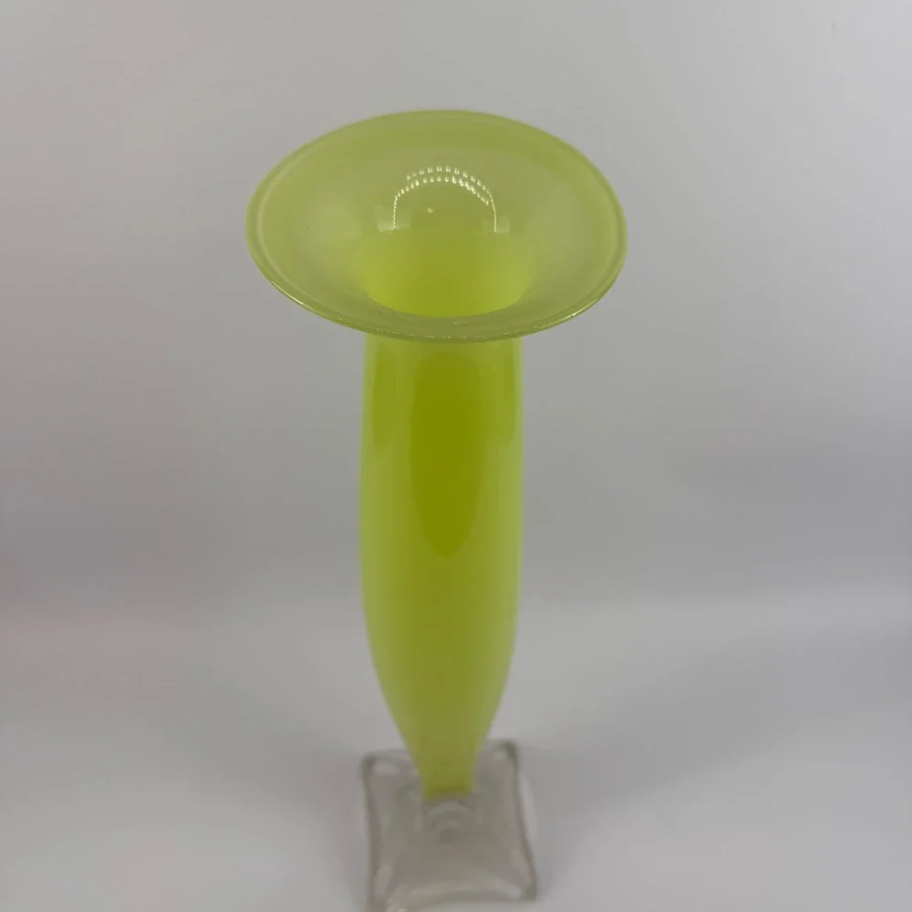 Willsea & O'Brien Signed Chartreuse Art Glass Trumpet Vase Clear Base